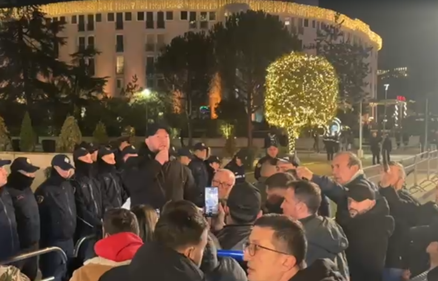“Më kanë thyer këmbën”, mbështetësit e Lapajt përplasen me policinë para Kryeministrisë