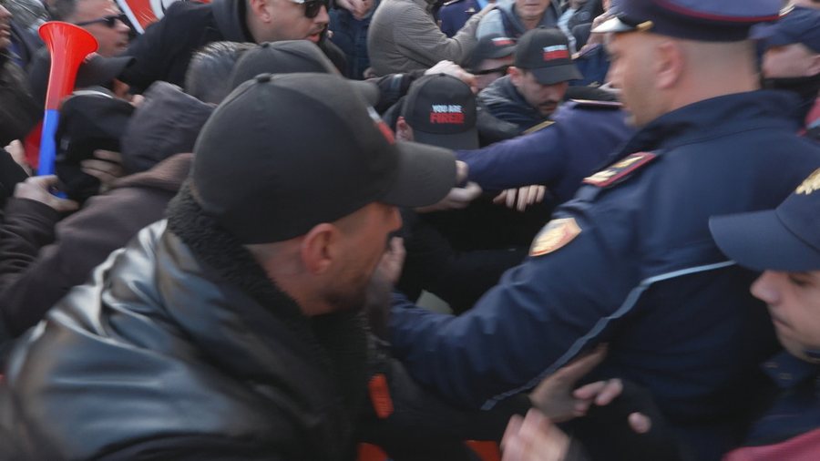 3 orë protestë e përplasje para kryeministrisë, shoqërohen në polici 4 aktivistë të “Shqipëria Bëhet”