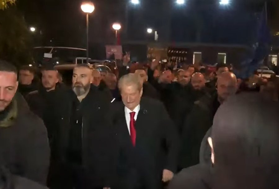 Berisha lë selinë dhe i drejtohet Bulevardit