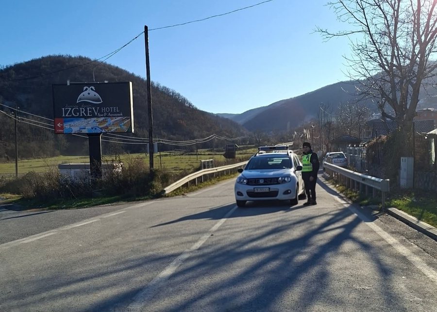 Bllokohet prej dy ditësh aksi Strugë-Qafë Thanë, paralizohet qarkullimi për festat e Vitit të Ri