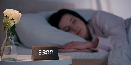 Të fjeturit përpara orës 23:00 po kthehet në trend