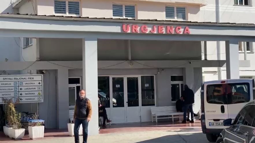 “Pse më ke lëvizur makinën?”/ 44-vjeçari plagosi me mjet prerës punonjësin e sigurisë, si nisi sherri në Urgjencën e Fierit
