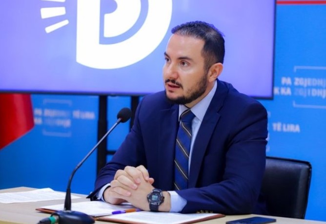 Pas mbledhjes me më të votuarit, Salinji zbret në bazë, zhvillon takim me qytetarët e Durrësit