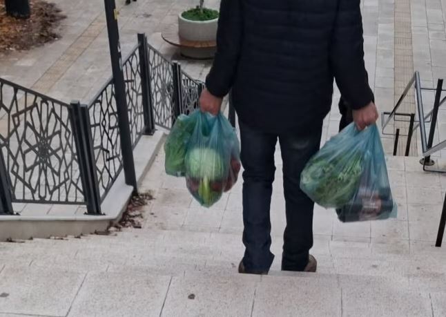 Kriza e çmimeve godet festat, familjet kosovare shpenzojnë gjysmën e pagës për Vitin e Ri