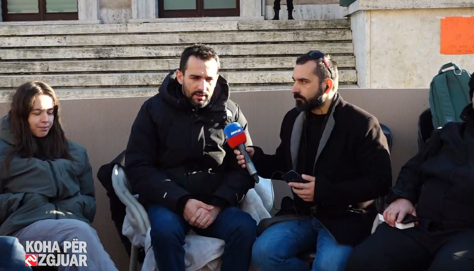 Lapaj vijon protestën para Kryeministrisë: Të mungojë hekuri në tunelin e Llogarasë, jo vetëm vjedhje, por rrezikim jete!