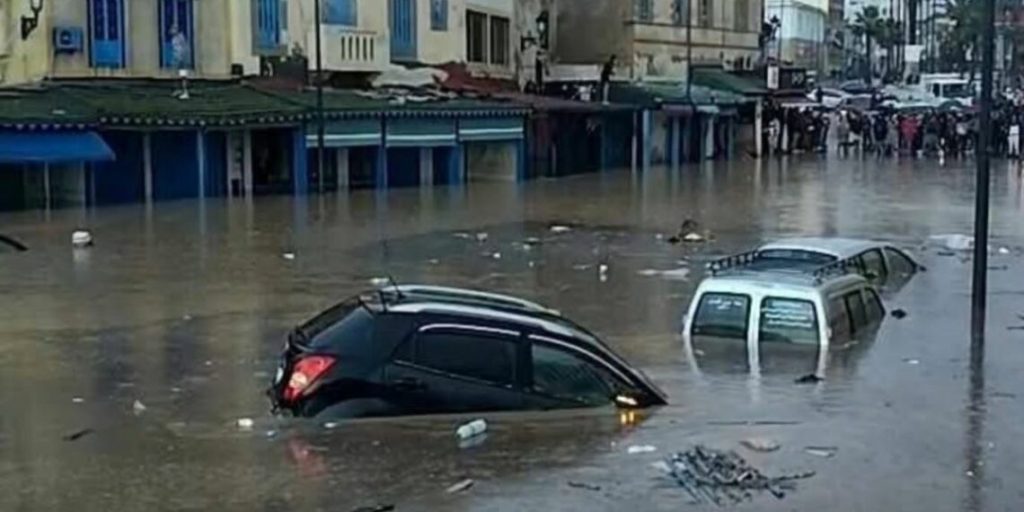 Përmbytje masive në Marok, rrugë të bllokuara e shtëpi të zhytura nën ujë
