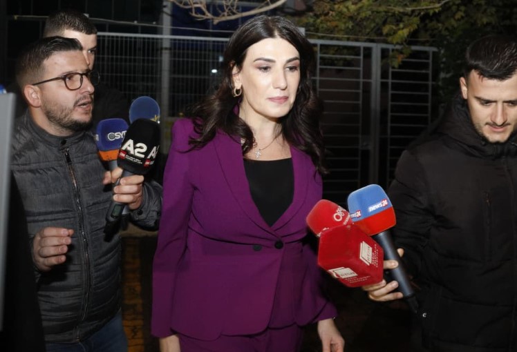 Në ‘arrest shtëpie’ pas skandalit për tenderat, Mirlinda Karçanaj delegon kompetencat. Ja kush e merr drejtimin e AKSHI-t