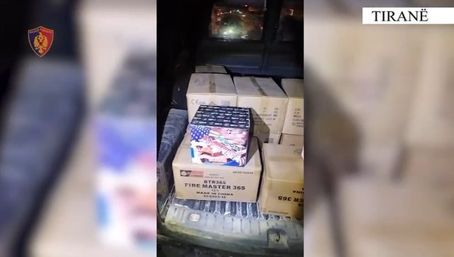 Sekuestrohen sasi të mëdha lëndësh piroteknike në Tiranë/ Tre të arrestuar dhe 9 të proceduar