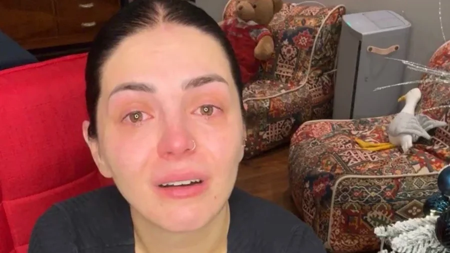 “Ç`ju ka bërë djali im?” Fifi qan gjatë një lidhje ‘live’ në rrjetet sociale, shfaqet në gjendje të rënduar emocionale!