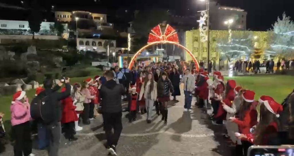 Qyteti i Lezhës mirëpret sezonin e festave me drita dhe muzikë