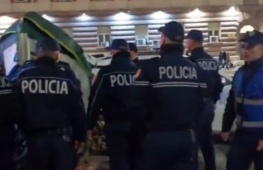 Lapaj ngre çadër para Kryeministrisë, policia ndërhyn dhe e heq me forcë