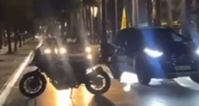 Automjeti përfshihet nga flakët në Lungomare, bllokohet qarkullimi