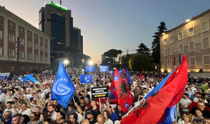 Sot “Foltorja” e opozitës para Kryeministrisë, policia plan masash: Ja rrugët që bllokohen