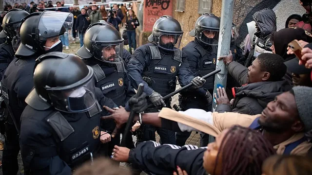 Ndërtesa ku ishin strehuar konsiderohej rrezik për sigurinë/ Policia spanjolle dëbon rreth 400 emigrantë