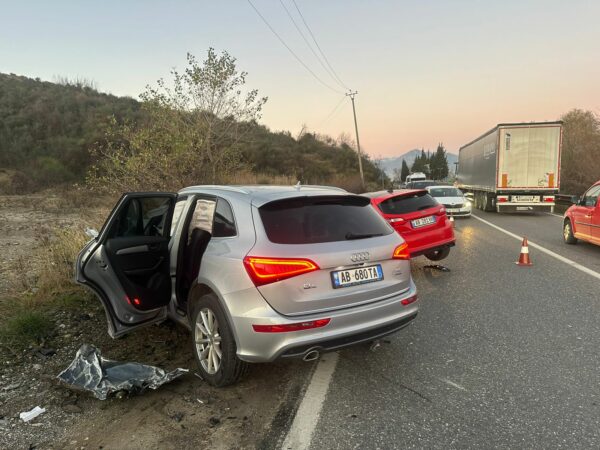 Aksident në aksin Shkodër – Tiranë, plagosen 3 persona, mes tyre dhe punonjësi i policisë