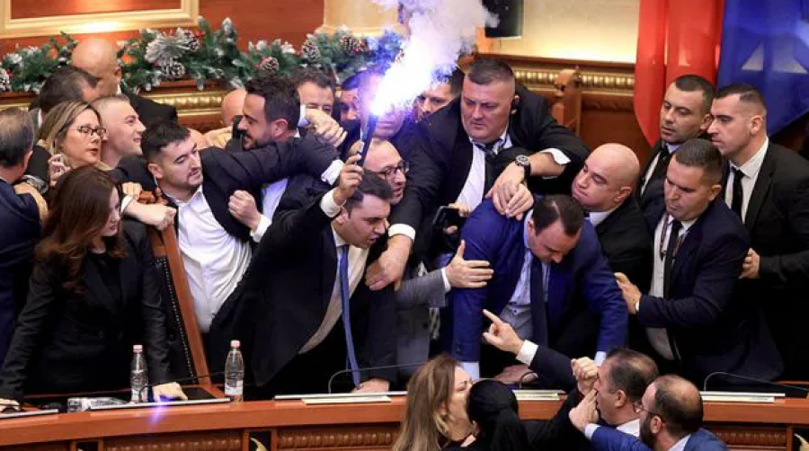 Opozita një “Absurditetit shqiptar”