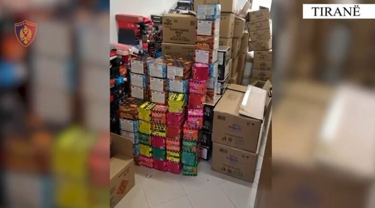 Lëndë piroteknike, lëndë djegëse dhe veshje të dyshuara të kontrabanduara, dy në pranga në Tiranë