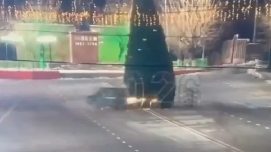 Incident i pazakontë, ‘drift’ me veturë përfundon mbi pemën festive