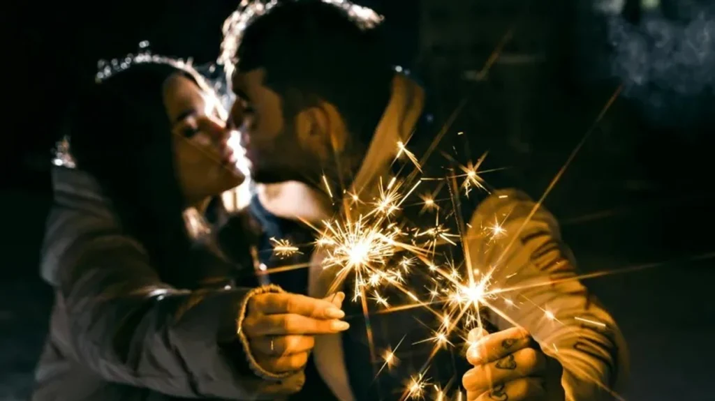 Pse puthim në mesnatën festive? Tradita e lashtë që nuk nisi aspak pafajshëm (Lifestyle)