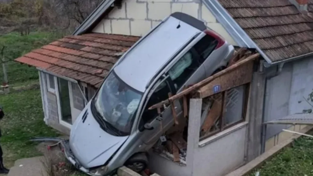 Makina përfundon mbi një shtëpi, publikohen pamjet e aksidentit