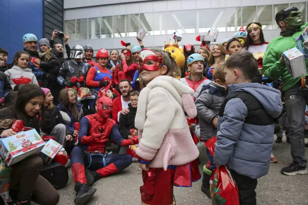 Një ditë magjike në spital/ Superheronjtë sjellin buzëqeshje fëmijëve të sëmurë
