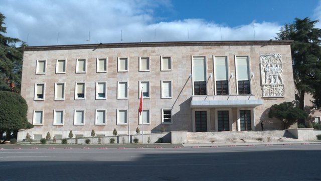 “Duhen 24 mijë vetë të qëndrojnë gjithë natën përballë Kryeministrisë”