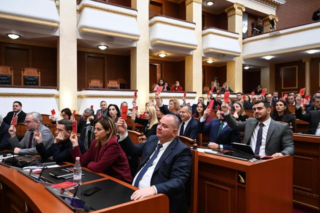 Moda në sallën e Kuvendit!