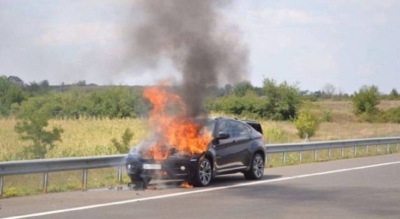 Merr flakë makina në Llogara, digjet një person brenda