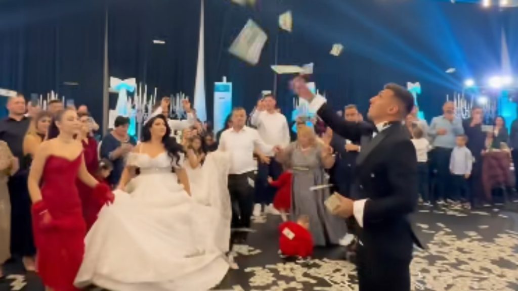 “Lumë” parash në dasmën e motrës/ Lëreni Uzunin rehatë! Nuk ia vodhi askujt!