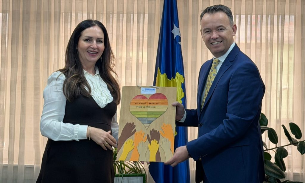 Nagavci i premton Pecit që do ta ketë mbështetjen e saj “si Ministre e Arsimit”