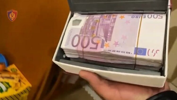 Euro të futura në kuti, jelek antiplumb dhe dylbi, dalin pamjet nga arrestimi i grupit ‘Rraja’