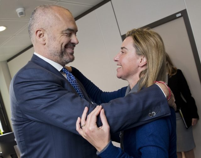 Detaje nga arrestimi i Federica Mogherinit/ Për çfarë dyshohet ish-zyrtarja e lartë e BE