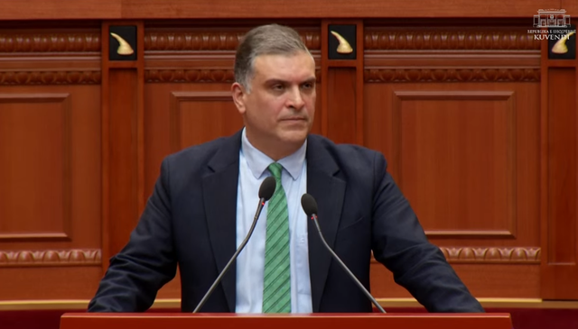 “Çoni në Kushtetuese edhe aeroportin e Vlorës!”/ Blushi: U kthye në liqen për rosa dhe lejlekë! 4 kryevepra korrupsioni u shembën si thes me oriz!