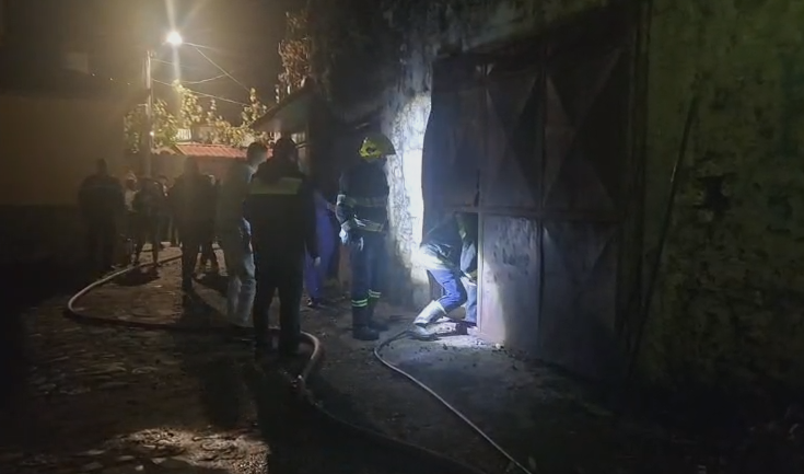Përfshihet nga zjarri një banesë në lagjen “Kala” të Elbasanit
