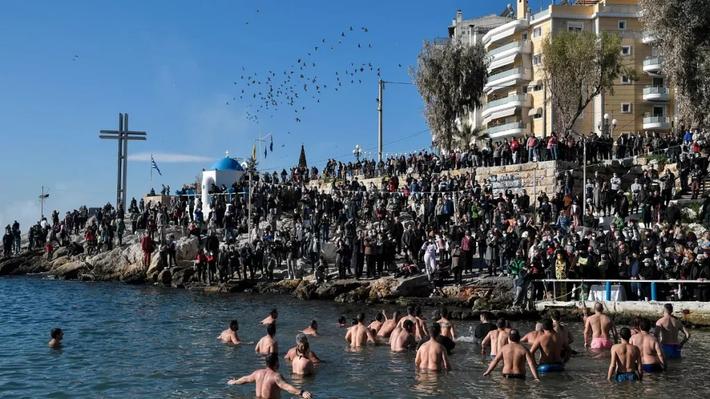 Uji i Bekuar/ Besimtarët në Greqi dhe Ukrainë sfidojnë të ftohtin për ritualin e Epifanisë