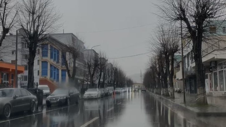 Mot i keq në Kukës/ Reshje shiu me intensitet të lartë e dëbore, disa zona pa energji elektrike