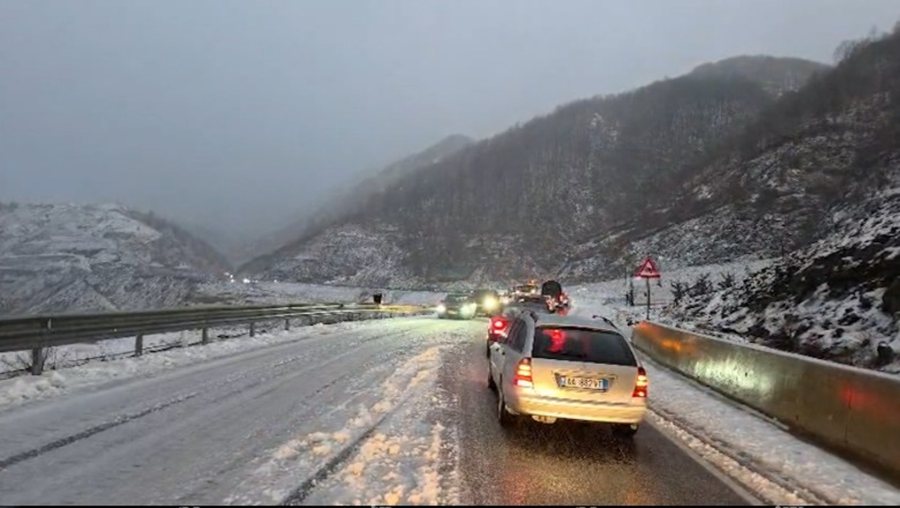 Reshjet e dëborës dhe makina pa pajisje dimërore, bllokohet rruga e Arbrit