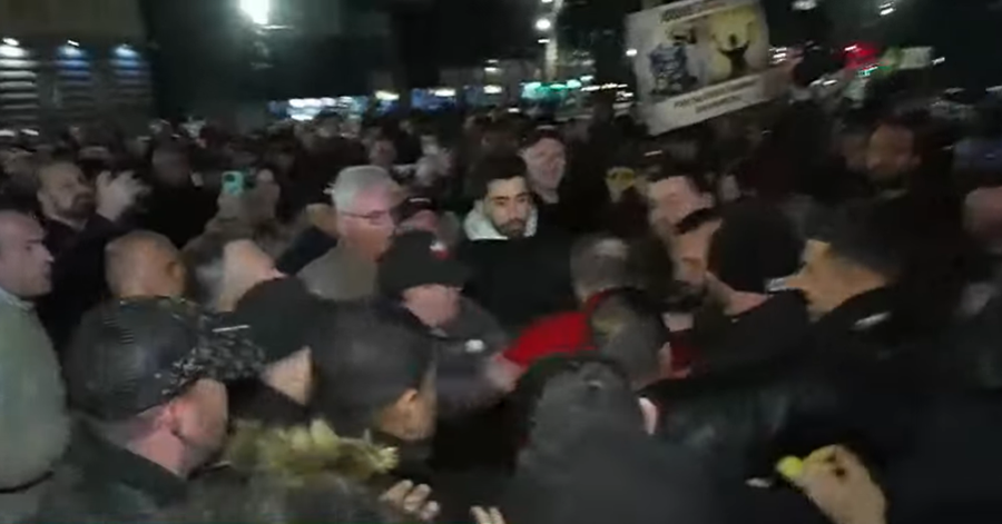 Tensione në protestën e Lapajt, mbështetësit përplasen me Policinë! Hidhet miell drejt Kryeministrisë
