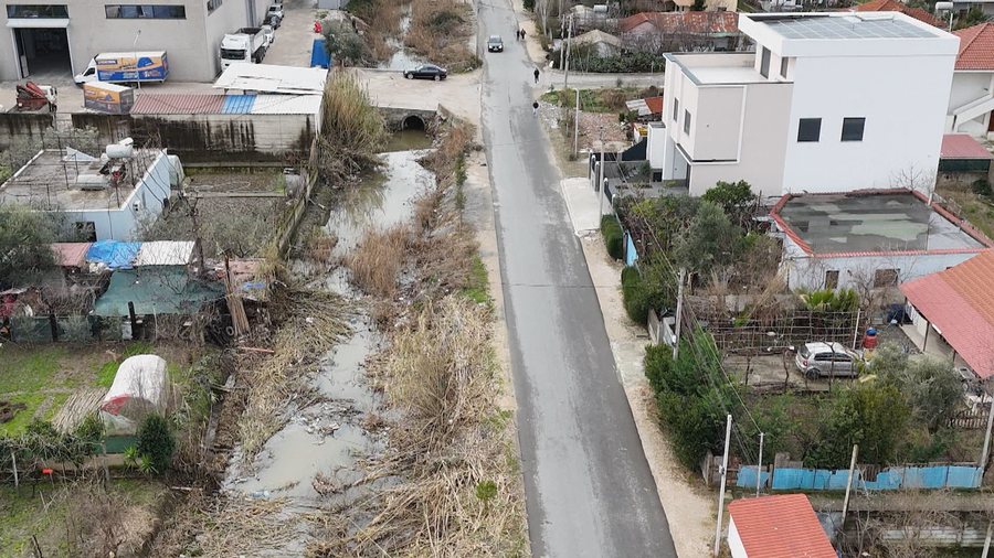 Kanalet kulluese jashtë kushteve, banorët e Shkozetit peticion bashkisë për përmbytjet