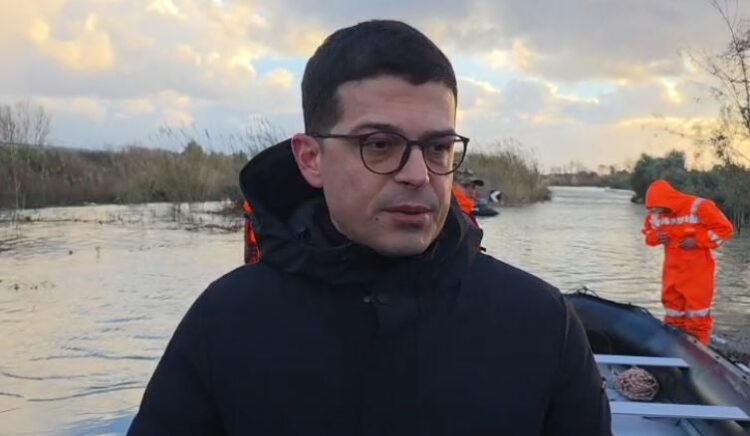 Përmbytjet në Fier/ Ministri i Mbrojtjes paralajmëron: Priten reshje me erëra shumë të forta deri…
