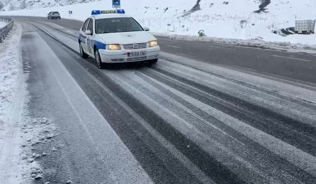 Moti i keq/ Në Dibër vazhdojnë reshjet e dëborës, zonat malore vështirësi në qarkullim për shkak të ngricave