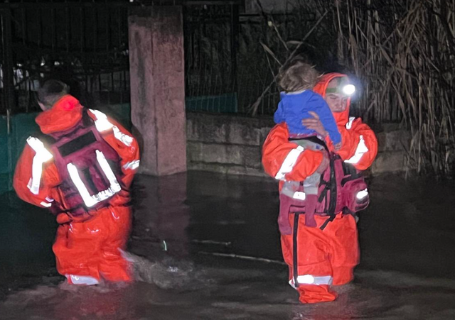 Situata nga reshjet/ Evakuohen gjatë natës banorët e fshatrave përgjatë lumit Seman