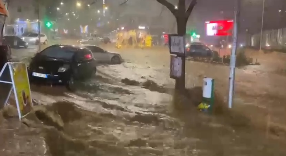 Rrëshqitje dherash rrezikojnë rrugën kryesore, si paraqitet situata e motit në Gjirokastër