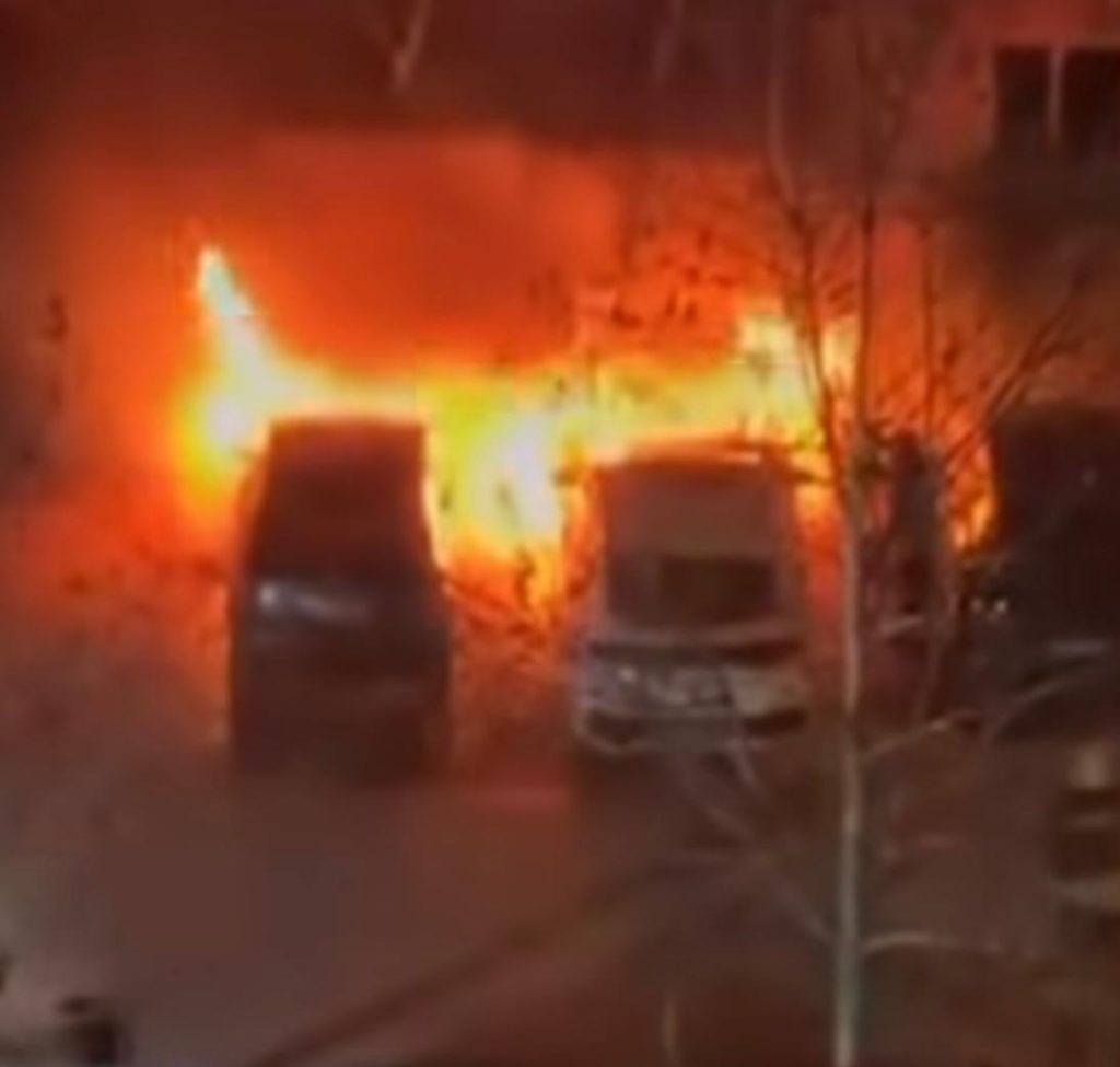 Festë dhe incidente/ Fishekzjarret djegin plotësisht dy makina në Elbasan. Zjarri dëmton edhe dy të tjera