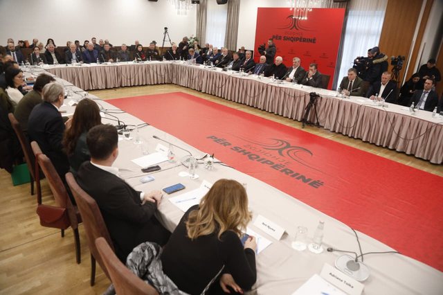 Demokrati kritikon tryezën e opozitës: Aleatët, 3 orë për të gjetur një kollare, populli pret ndryshim
