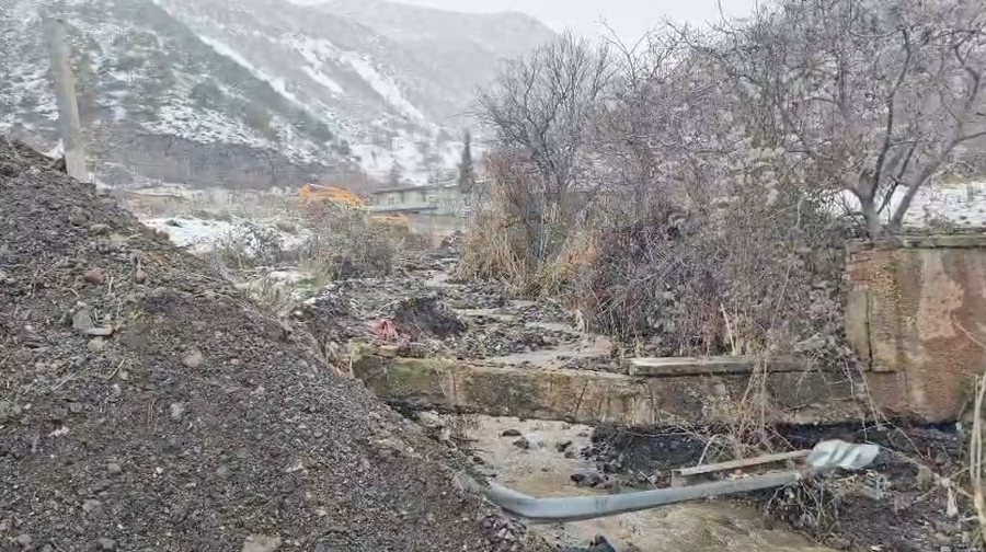 Përroi del nga shtrati, bllokohet shkarkuesi në aksin Pogradec–Qafë Thanë