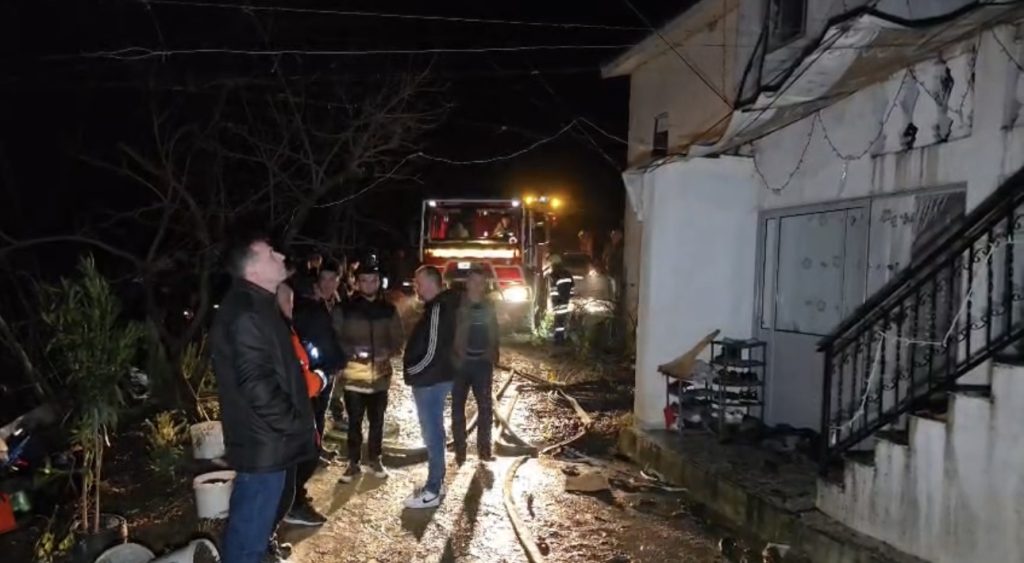 Zjarr në një banesë në Xibër të Klosit, flakët lokalizohen në katin e dytë