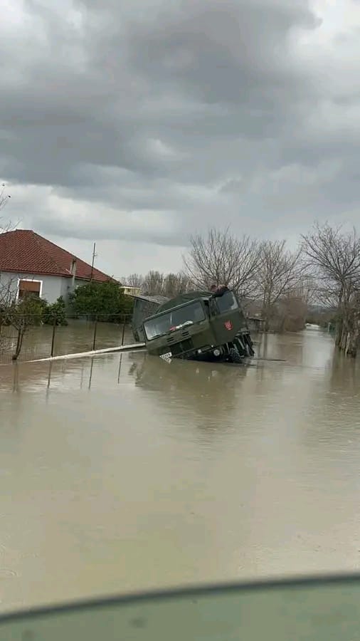 E paprecedentë në Durrës! Makina e ushtrisë shkon të ndihmojë banorët, por ngec në ujë