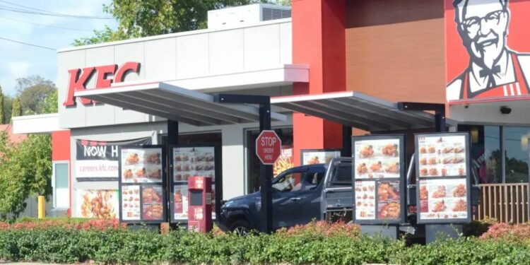 ‘Pse më vendose salcë në porosi’/ Klienti masakron me th*kë punonjësin e KFC