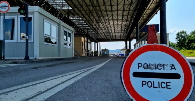 Prishtina “ashpërson” ligjet për të huajt! Makinat me targa të huaja nuk mund të qarkullojnë pa autorizim më shumë se tre muaj. Kush nuk ka dokumente të Kosovës…